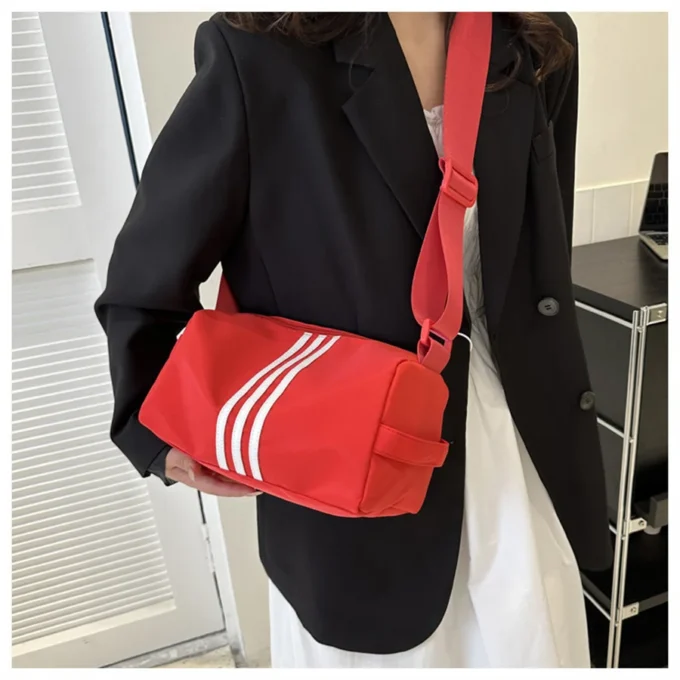 Fashionable sports and fitness bag short distance travel pillow bag casual wide shoulder strapcrossbody bag lightweight storage