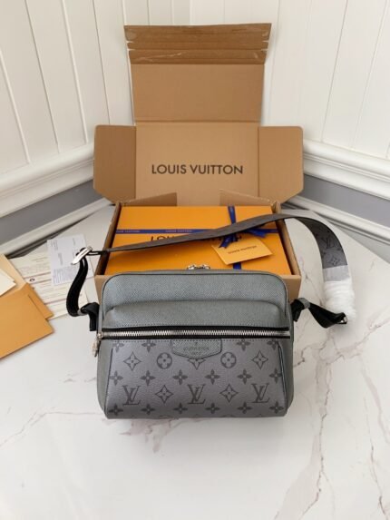 Louis Vuitton OUTDOOR Men's Messenger bagM30830,26*20*10.5cm