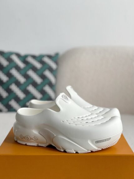 LOUlS VUlTTON Shark slippers, thick soles