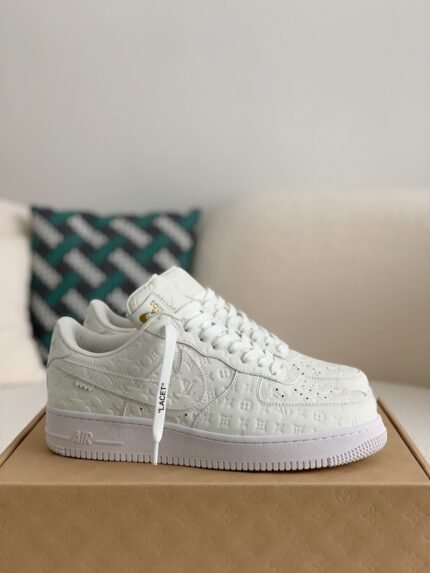 LOUIS VUITTON x NIKE AIR FORCE 1 Sn eaker