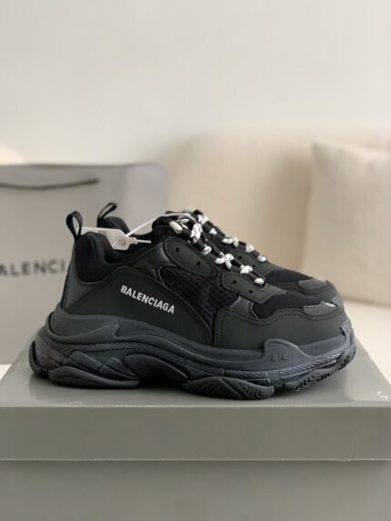 Balenciaga TRIPLE S ALLOVER LOGO Sne akers