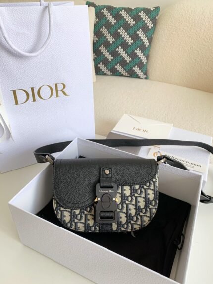 Dior Essentials Saddle Carrying Bag (with shoulderstraps) of top qualitySize: 19.5*13*4.3cm