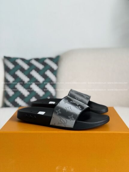 LOUIS VUITTON SLIPPERS