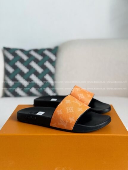 LOUIS VUITTON SLIPPERS