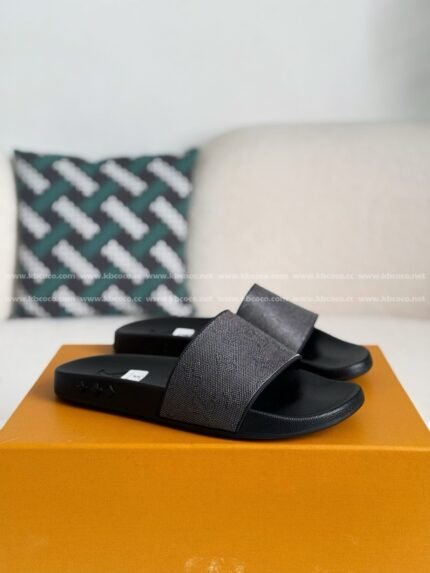 LOUIS VUITTON SLIPPERS